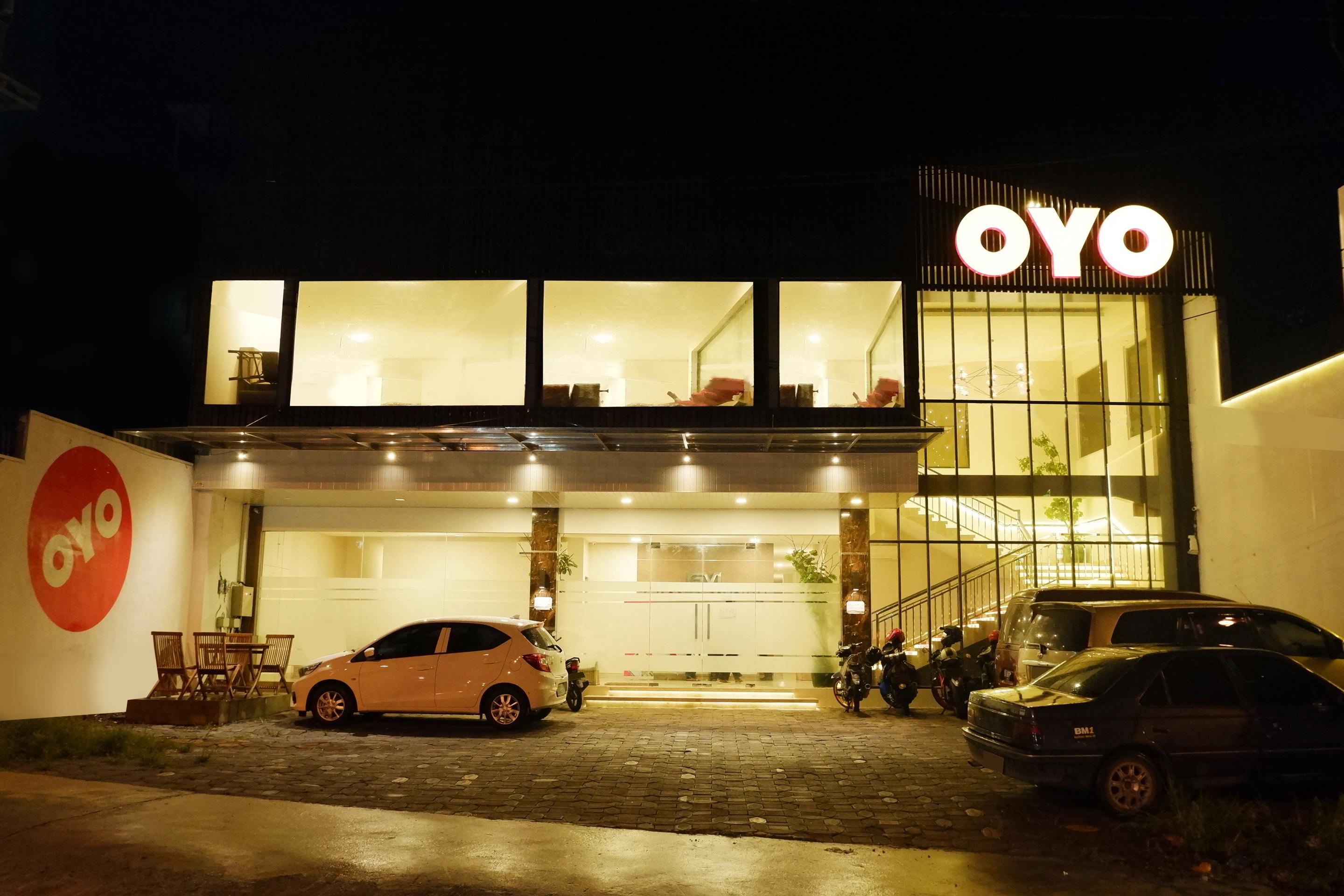 Oyo 379 Grand Mundu Hotel Semarang Eksteriør billede